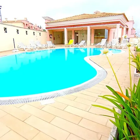Hébergement de vacances Oceanview Luxury Duplex With Pool & Gym Near Lisbon *